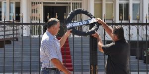 Hayvancılardan Başbakanlığa siyah çelenk