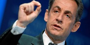 Sarkozy siyasete geri dönüyor
