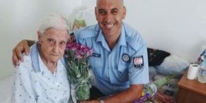 İzinsiz satılan çiçekler yaşlılara dağıtıldı