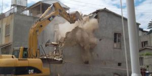 Tehlikeli binalar yıkılıyor