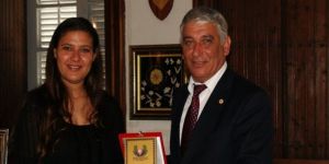 Kemal Saraçoğlu Vakfı’ndan Özçınar’a plaket