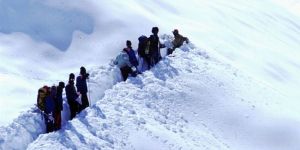 Çığ ve kar fırtınası 12 can aldı