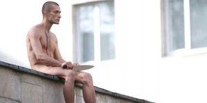 Ressam protesto için kulağını kesti