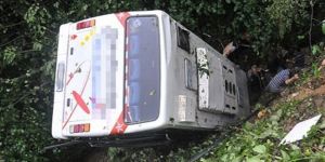 Pakistanda minibüs uçuruma yuvarlandı