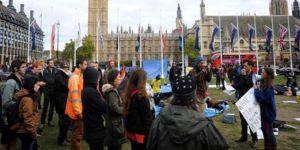 Londra polisi parlamentodaki protestocuları çıkardı