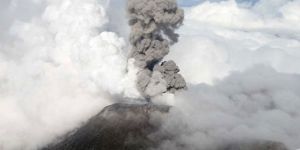 Kosta Rikada yanardağ kül püskürttü