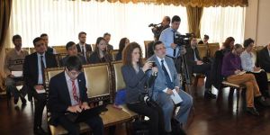 Eroğlu, yabancı gazetecilere Kıbrıs sorununu anlattı