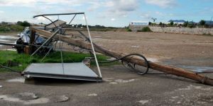 Elektrik direğine çarptı, ucuz kurtuldu