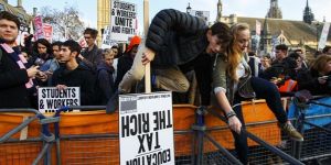 Binlerce öğrenci ücretsiz eğitim için sokakta