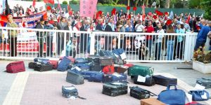 YENİDEN MECLİS ÖNÜNDE