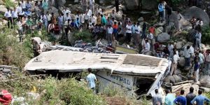 Otobüs yoldan çıktı: 17 ölü