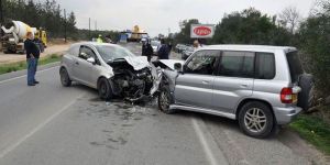 İki araç çarpıştı, 3 kişi yaralandı