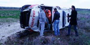 Virajı alamayan Ambulans takla attı!