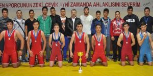 Güreşin yıldızı DAÜ