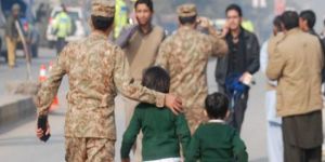 Pakistan öldürülen çocuklar için yasta