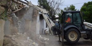 Tehlikeli bina yıkıldı