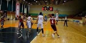 Çekişmeli maçta Antalya galip: 61-77