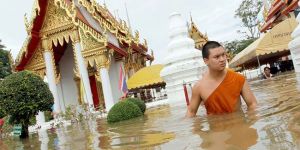 Tayland’da sel can aldı