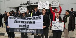 Öğrenci parasız eğitim için sokakta