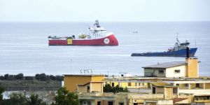 Mürettebatı taşıyan gemi su aldı.