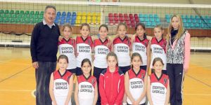 Küçükler voleybolda mücadele ediyor