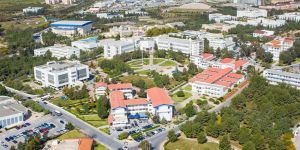 DAÜ’de yaprak dökümü devam ediyor...