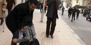 Mısır’da kadın gösterici öldürüldü