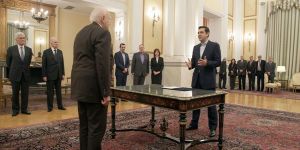 Tsipras, İncile el basmadan yemin etti