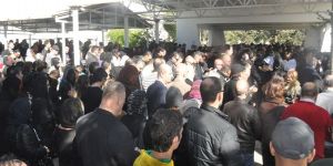 Sevenleri cami avlusuna sığmadı