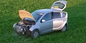 Direksiyon hakimiyetini kaybetti, araziye düştü!