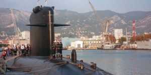 Fransız denizaltısı Limasolda demir attı