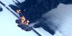 Yakıt taşıyan tren raydan çıktı