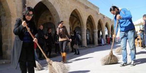 Rehberler, çalı süpürgeleriyle sokakları süpürdü