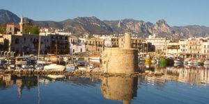 Üstele göre,  Entrika dönüyor