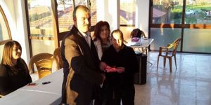 İlk kez bir Kıbrıslı Türkten hediye aldı