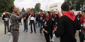 Öğretmenler yine meclis önündeydi