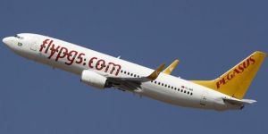 Uçakta kalp krizi geçirdi