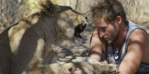 Kurtarıcısına sarılan aslan