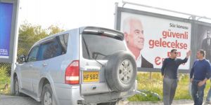 Seçim afişlerinin içine girdi