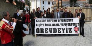 Sarayda davul ve zurnalı eylem