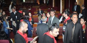 Öğretmenlerden meclis baskını