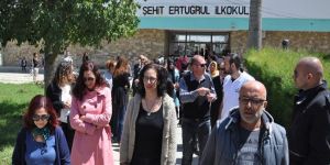 Veliler okul önünde eylem yaptı