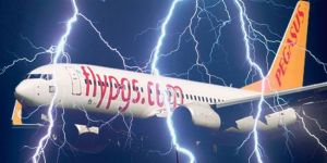 Uçağa yıldırım çarptı