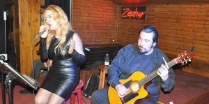 İpek Amber’den akustik gece