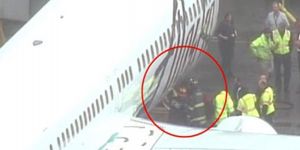 Uçağın kargosunda uyudu, acil iniş yaptırdı