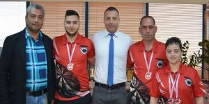 Başarılı dartçılardan Cahitoğlu’na ziyaret