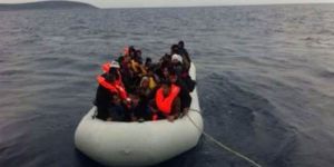 Denizin ortasında ikiz bebek doğurdu