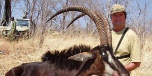 Yavru fil ünlü avcıyı ezdi