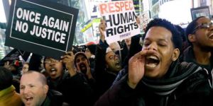 Binlerce kişi polis şiddetini protesto etti