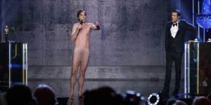 Fransız sanatçıdan bakana çıplak prostesto!